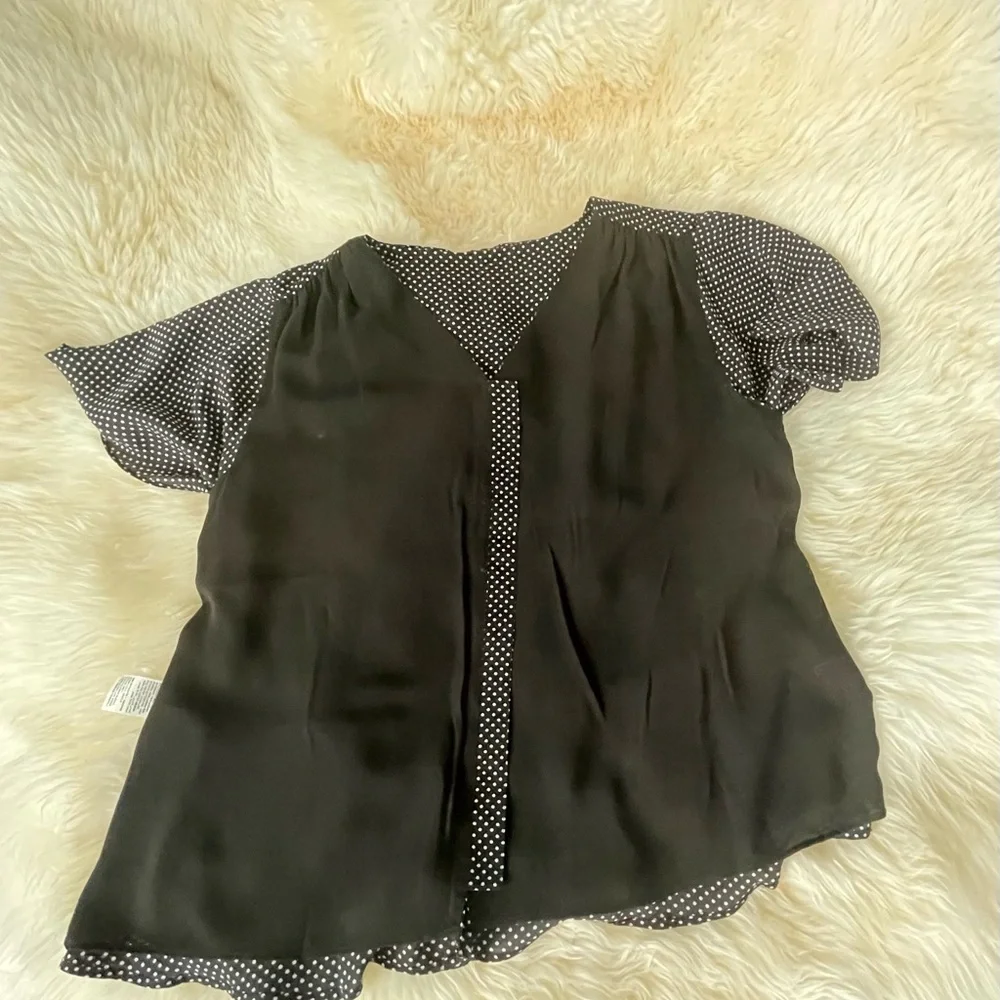 Chico’s Polka Dot flutter Sleeve Peplum Top. Size 2 (12/14). 100% polyester - Picture 8 of 9